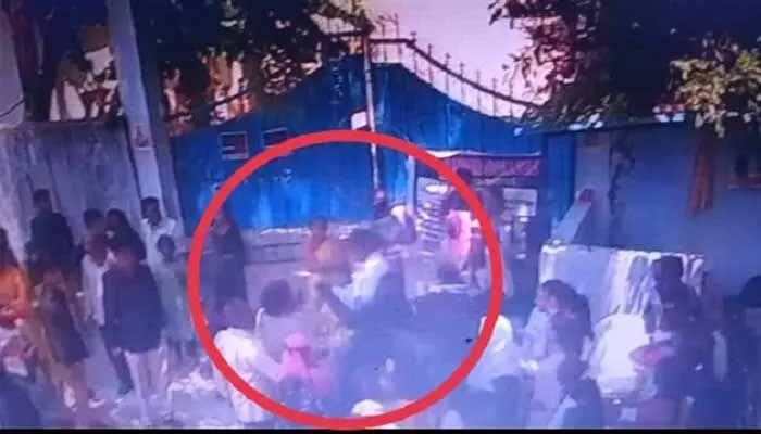 పొట్టుపొట్టు కొట్టుకున్న మహిళా కానిస్టేబుల్, లేడీ లెక్చరర్.. పొట్టుపొట్టు కొట్టుకున్న మహిళా కానిస్టేబుల్, లేడీ లెక్చరర్..