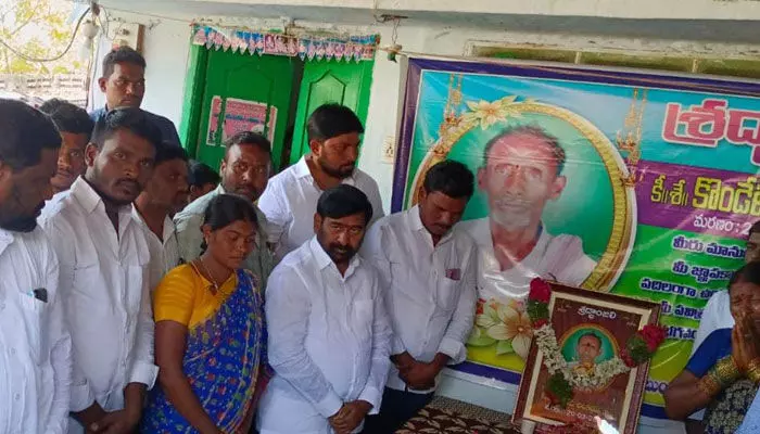 చిలకయ్య కుటుంబాన్ని పరామర్శించిన మంత్రి జగదీష్ రెడ్డి చిలకయ్య కుటుంబాన్ని పరామర్శించిన మంత్రి జగదీష్ రెడ్డి