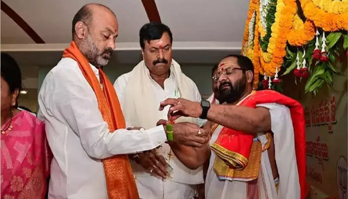 ఈ ఏడాది బీఆర్ఎస్కు ఇబ్బందులు తప్పవు: వేద పండితుడు శ్రీనివాస శర్మ ఈ ఏడాది బీఆర్ఎస్కు ఇబ్బందులు తప్పవు: వేద పండితుడు శ్రీనివాస శర్మ