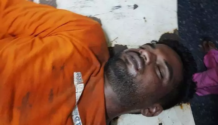 పండుగ రోజు విషాదం.. బైక్ అదుపు తప్పి వ్యక్తి దుర్మరణం పండుగ రోజు విషాదం.. బైక్ అదుపు తప్పి వ్యక్తి దుర్మరణం