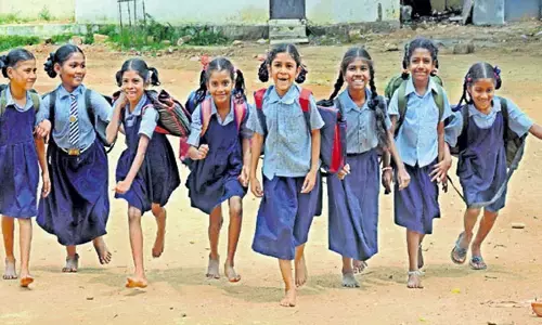 స్కూల్ యూనిఫామ్ కుట్టిన పైసలు ఇస్తలేరు