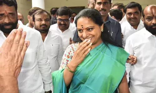 హైదరాబాద్‌కు చేరుకున్న కవిత