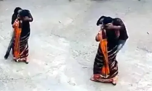 ఒంటరిగా కనిపిస్తే లిప్ లాక్ కిస్సులే.. రెచ్చిపోతున్న కామాంధులు (వీడియో)