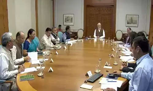 మాస్క్ లు తప్పనిసరి.. మాక్ డ్రిల్స్‌ను నిర్వహించాలి : కోవిడ్‌పై సమీక్షలో అధికారులకు మోదీ ఆదేశం
