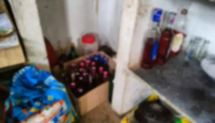గ్రామాల్లో బెల్ట్ షాపుల హవా... ఒక్కో షాపునకు రూ.10 లక్షలంటా! గ్రామాల్లో బెల్ట్ షాపుల హవా... ఒక్కో షాపునకు రూ.10 లక్షలంటా!