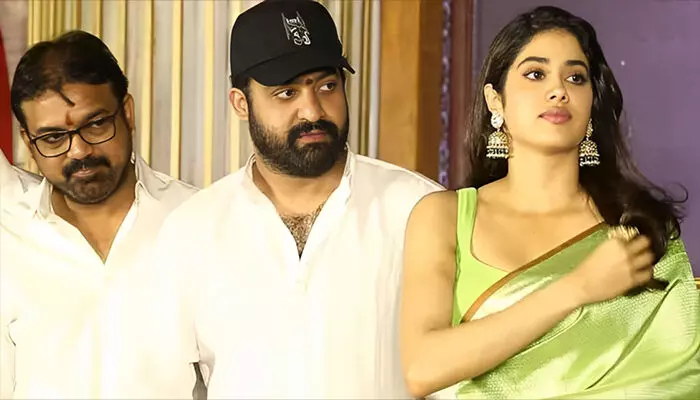 అట్టహాసంగా #NTR 30 ప్రారంభం.. సెంటర్ ఆఫ్ అట్రాక్షన్గా నిలిచిన జాన్వీ.. అట్టహాసంగా #NTR 30 ప్రారంభం.. సెంటర్ ఆఫ్ అట్రాక్షన్గా నిలిచిన జాన్వీ..