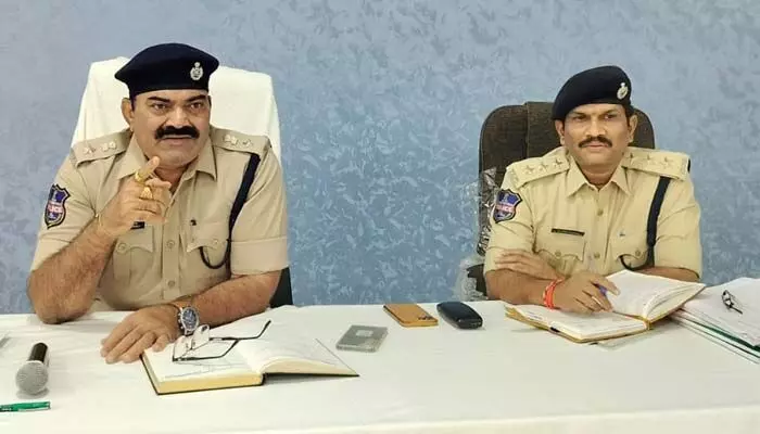 దర్యాప్తులో ఉన్న కేసుల్లో సమగ్ర విచారణ చేపట్టండి: ఎస్పీ వెంకటేశ్వర్లు దర్యాప్తులో ఉన్న కేసుల్లో సమగ్ర విచారణ చేపట్టండి: ఎస్పీ వెంకటేశ్వర్లు