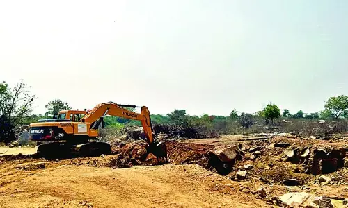 పెద్ద చెరువు కింద క్రషర్​ క్వారీ పనులు.. మళ్లీ షురూ!