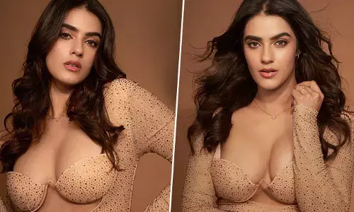 ఎద పరువాలతో కవ్విస్తున్న కావ్య థాపర్..