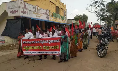 నష్టపరిహారం చెల్లించాలని ధర్నా