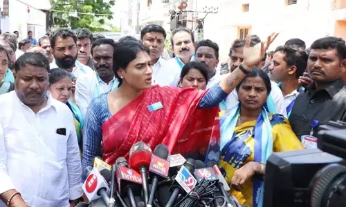 సిగ్గులేకుండా పాలభిషేకాలేంటి.. కేసీఆర్‌పై YS షర్మిల సీరియస్