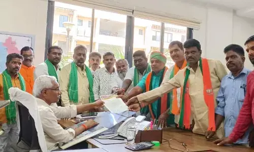 రైతులకు ఎకరాకు రూ. 50 వేలు ఇవ్వాలి.. అదనపు కలెక్టర్‌కు వినతి పత్రం