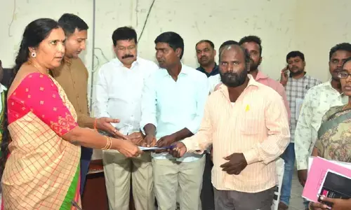 విద్యార్థులకు ఆర్థిక సహాయం అందచేసిన ఎమ్మెల్యే పద్మా దేవేందర్ రెడ్డి
