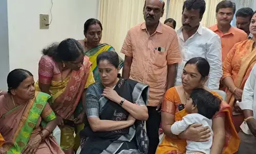 మల్లన్న కుటుంబాన్ని పరామర్శించిన విజయశాంతి..