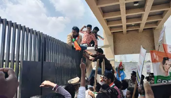 కలెక్టరేట్ ను ముట్టడించిన ఎన్ఎస్యూఐ నాయకులు.. కలెక్టరేట్ ను ముట్టడించిన ఎన్ఎస్యూఐ నాయకులు..