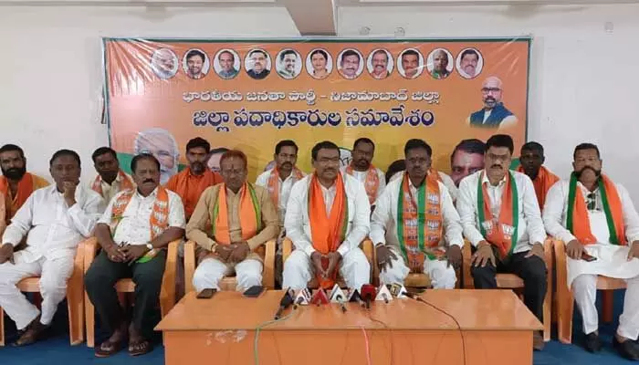 లిక్కర్ కుంభకోణంలో కేసీఆర్ కుటుంబం పీకల దాకా కూరుకుపోయింది.. లిక్కర్ కుంభకోణంలో కేసీఆర్ కుటుంబం పీకల దాకా కూరుకుపోయింది..