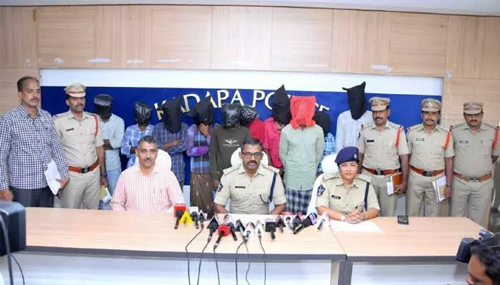 Kadapa: గంజాయి రవాణా చేస్తున్న 11 మంది అరెస్ట్