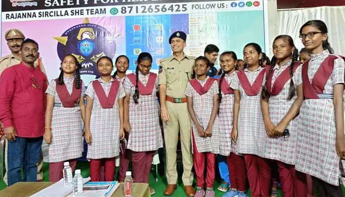 మహిళ భద్రతే షీ టీమ్స్ లక్ష్యం: జిల్లా ఎస్పీ అఖిల్ మహాజన్ మహిళ భద్రతే షీ టీమ్స్ లక్ష్యం: జిల్లా ఎస్పీ అఖిల్ మహాజన్