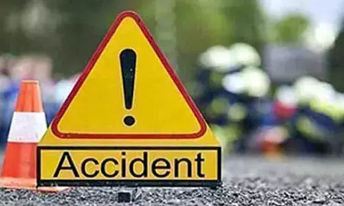 బ్రేకింగ్ : ఆగి ఉన్న లారీని ఢీకొట్టిన కారు.. ఇద్దరు స్పాట్ డెడ్