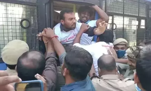 విద్యార్థి నిరుద్యోగ మార్చ్‌ను అడ్డుకున్న ఓయూ పోలీసులు.. పలువురు అరెస్ట్