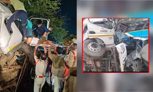 ఆగి ఉన్న బస్సును ఢీ కొట్టిన లారీ.. క్లీనర్ స్పాట్ డెడ్