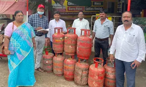 అక్రమ సిలిండర్లను పట్టుకొన్న అధికారులు..