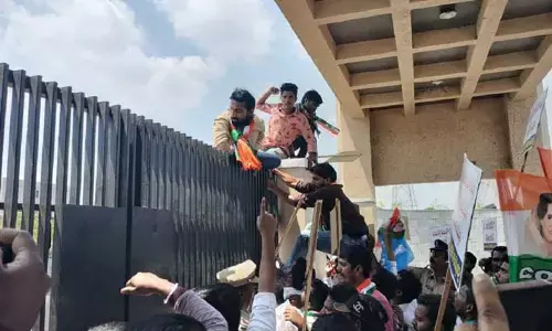 కలెక్టరేట్ ను ముట్టడించిన ఎన్ఎస్యూఐ నాయకులు..