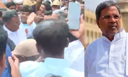 కార్యకర్త చెంప చెల్లుమనిపించిన కర్ణాటక మాజీ సీఎం సిద్ధరామయ్య