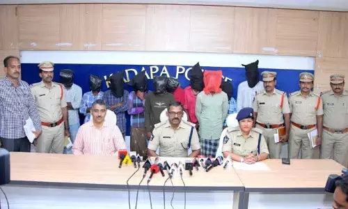 Kadapa: గంజాయి రవాణా చేస్తున్న 11 మంది అరెస్ట్