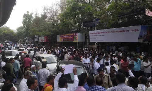 రోడ్డెక్కిన విద్యుత్ ఉద్యోగులు.. ముఖ్యమంత్రి హామీపై నిలదీత