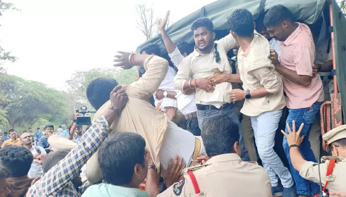 పేపర్ లీకేజీ పై ఓయూలో కొనసాగిన నిరసన ర్యాలీలు, అరెస్టులు పేపర్ లీకేజీ పై ఓయూలో కొనసాగిన నిరసన ర్యాలీలు, అరెస్టులు