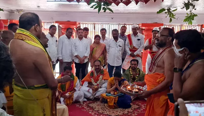 కొండగట్టు అంజన్నను దర్శించుకున్న హైకోర్టు న్యాయమూర్తులు కొండగట్టు అంజన్నను దర్శించుకున్న హైకోర్టు న్యాయమూర్తులు
