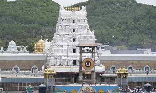 తిరుమలలో అనుమానాస్పదంగా ఉద్యోగి.. బ్యాగ్ చెక్ చేసిన పోలీసులు షాక్