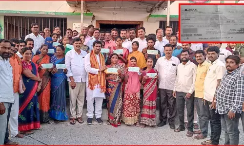 చెల్లని చెక్కులు పంచిన రాజయ్య.. ఎమ్మెల్యేపై మండిపడుతోన్న లబ్ధిదారులు
