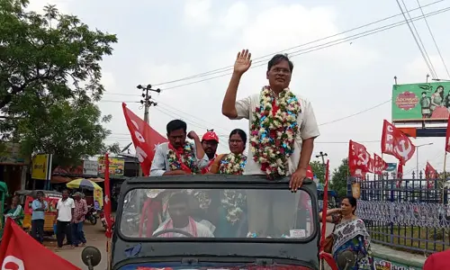‘ఎన్నికల లబ్ధి కోసం మోడీ మతాన్ని రెచ్చగొడుతున్నడు’