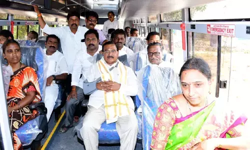 ఆర్టీసీ బస్సులో ప్రయాణం చేసిన మంత్రి నిరంజన్ రెడ్డి