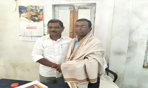 ఎంపీడీవో ను సన్మానించిన జడ్పిటిసిల ఫోరం రాష్ట్ర అధ్యక్షుడు