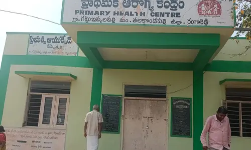 11 అయిన తెరుచుకోని ప్రభుత్వ ఆసుపత్రి.. తీవ్ర అవస్థలు పడుతోన్న రోగులు