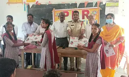 10 తరగతి విద్యార్థులకు స్టడీ మెటీరియల్స్ పంపిణీ