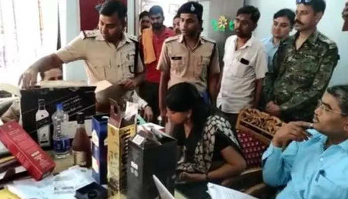 స్కూల్ ప్రిన్సిపాల్ గదిలో కండోమ్లు, మద్యం సీసాలు స్కూల్ ప్రిన్సిపాల్ గదిలో కండోమ్లు, మద్యం సీసాలు