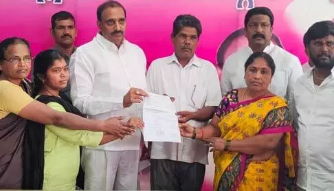 ప్రతి కార్యకర్తను కంటికి రెప్పలా కాపాడుకుంటాం : ఎమ్మెల్యే గాంధీ ప్రతి కార్యకర్తను కంటికి రెప్పలా కాపాడుకుంటాం : ఎమ్మెల్యే గాంధీ