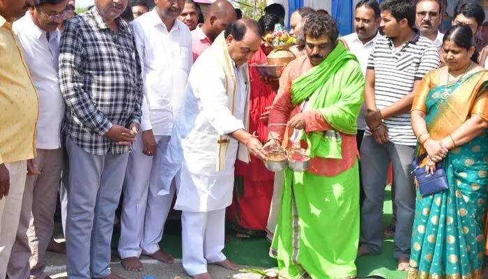 గోమాతకు మందిర నిర్మాణం అద్భుతం.. లక్కడి సోదరులకు మంత్రి అల్లోల ప్రశంస గోమాతకు మందిర నిర్మాణం అద్భుతం.. లక్కడి సోదరులకు మంత్రి అల్లోల ప్రశంస