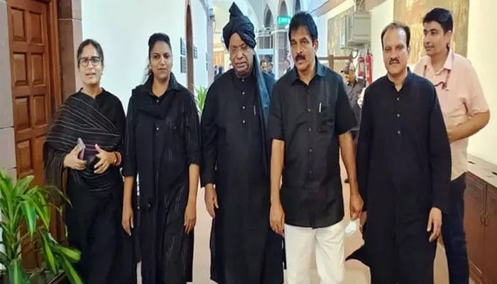పార్లమెంటుకు నల్ల దుస్తుల్లో కాంగ్రెస్ ఎంపీలు! పార్లమెంటుకు నల్ల దుస్తుల్లో కాంగ్రెస్ ఎంపీలు!