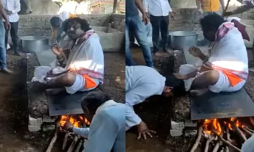 మంటల్లో కాలుతున్న పెనంపై కూర్చొని భక్తులను దీవిస్తున్న బాబా (వీడియో)
