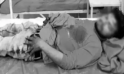 వివాహితను కలిసేందుకు అర్ధరాత్రి వెళ్లిన ప్రియుడు.. అది కోసేసిన అత్తింటి వారు