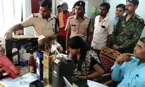 స్కూల్ ప్రిన్సిపాల్ గదిలో కండోమ్‌లు, మద్యం సీసాలు