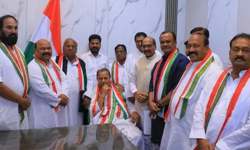 గాంధీ భవన్‌కు మాజీ పీసీసీ డీఎస్.. కాంగ్రెస్‌లో చేరిక..