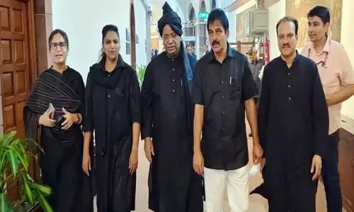 పార్లమెంటుకు నల్ల దుస్తుల్లో కాంగ్రెస్ ఎంపీలు!