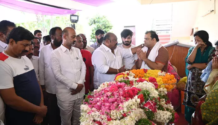 T- బీజేపీ చీఫ్ బండి సంజయ్ ఇంట్లో విషాదం T- బీజేపీ చీఫ్ బండి సంజయ్ ఇంట్లో విషాదం