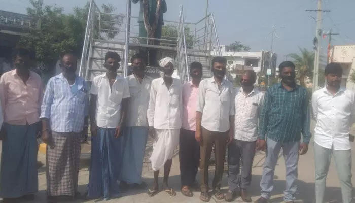 మంత్రి కేటీఆర్ కు దళితబంధు సెగ మంత్రి కేటీఆర్ కు దళితబంధు సెగ